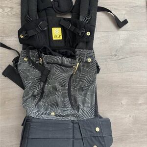 LÍLLÉbaby Complete All Season Black & Gray Geometric Carrier